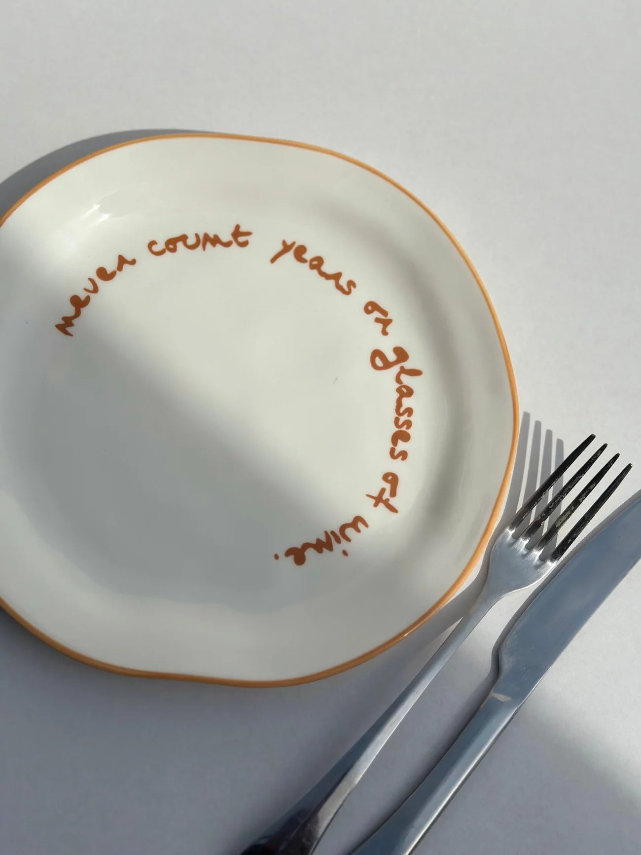 SLOGAN PLATE - "NEVER COUNT YEARS OR GLASSES OF WINE"